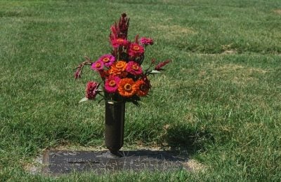 grave-flower-urn-cemetery-deat